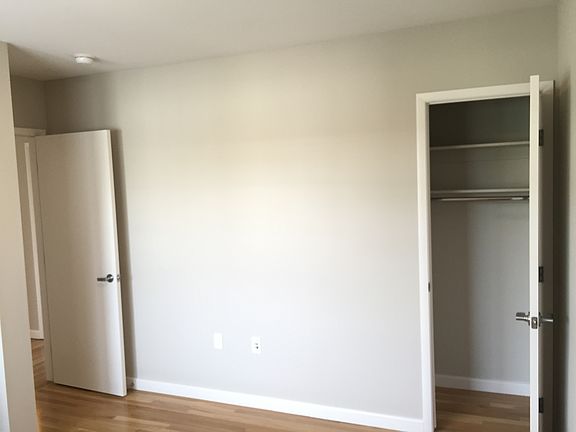 4th image of 1042 Elkgrove Ave #2