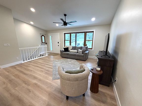4th image of 189 McIntosh Rd E