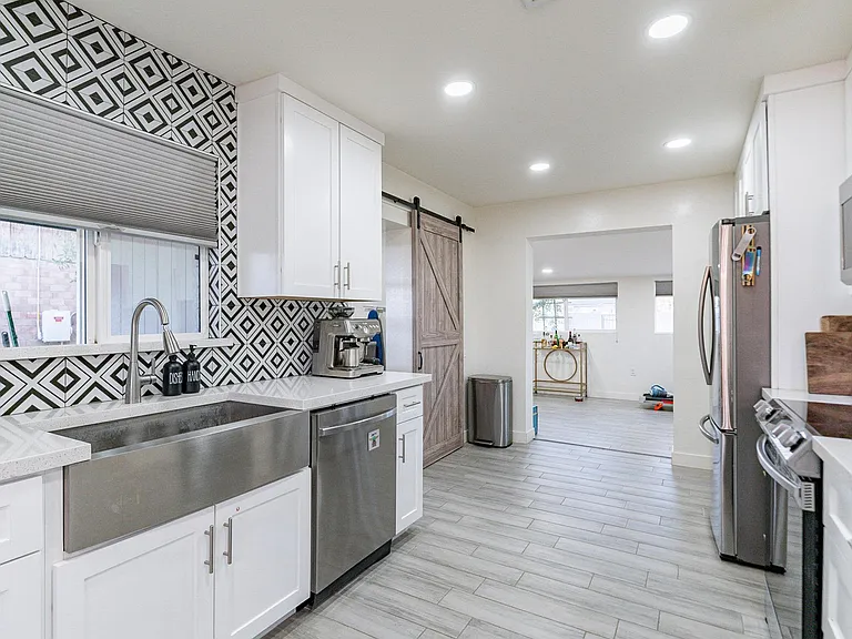 4724 E Polk St — Photo 7