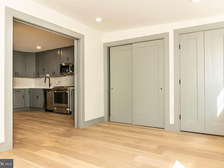 327 S 16th St #3R — Photo 5