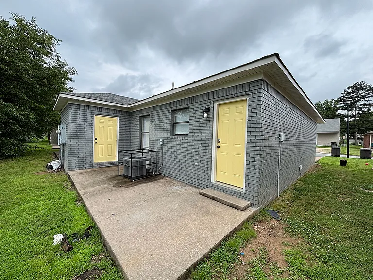 1108 Ruth Ann Dr — Photo 2