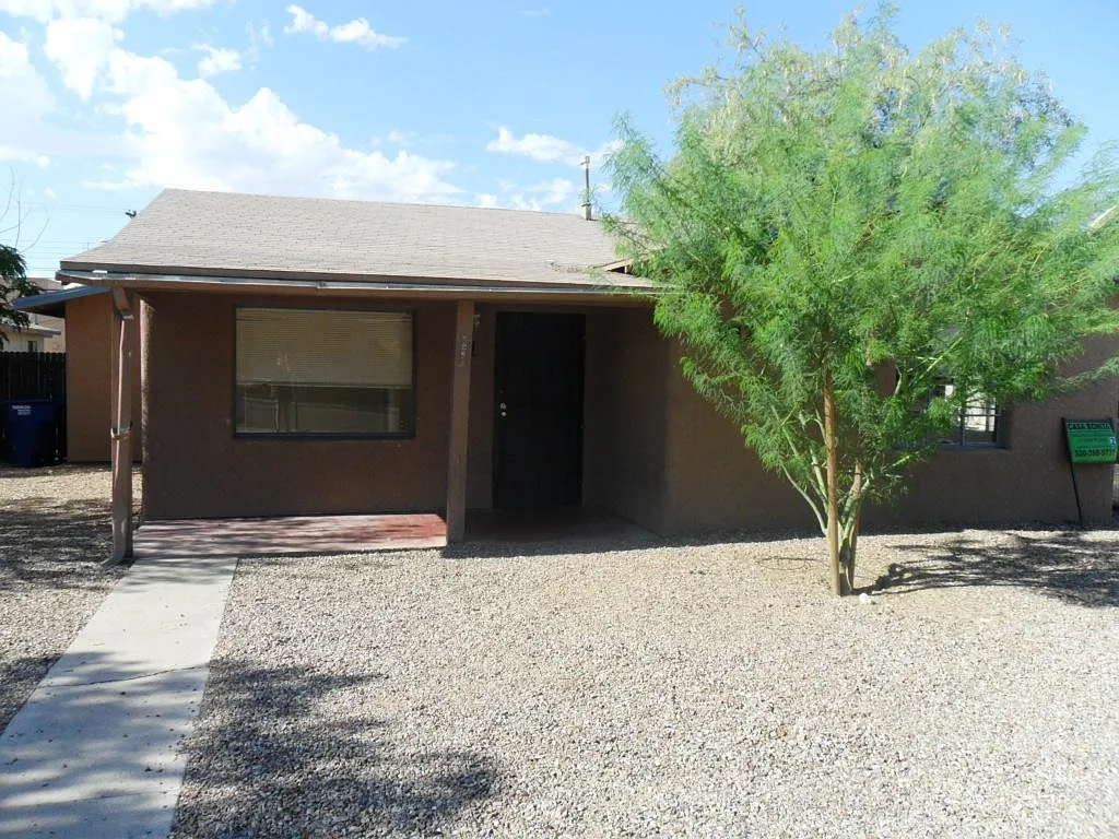 832 E Adams Street — Photo 1