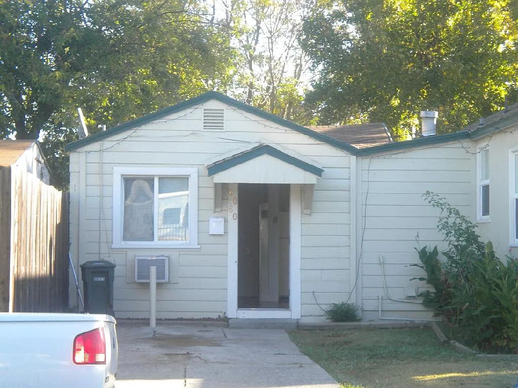 1 Bedroom Duplex Minutes From Downtown — Photo 1