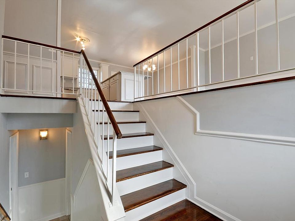 2nd image of 1811 Sandcroft Dr