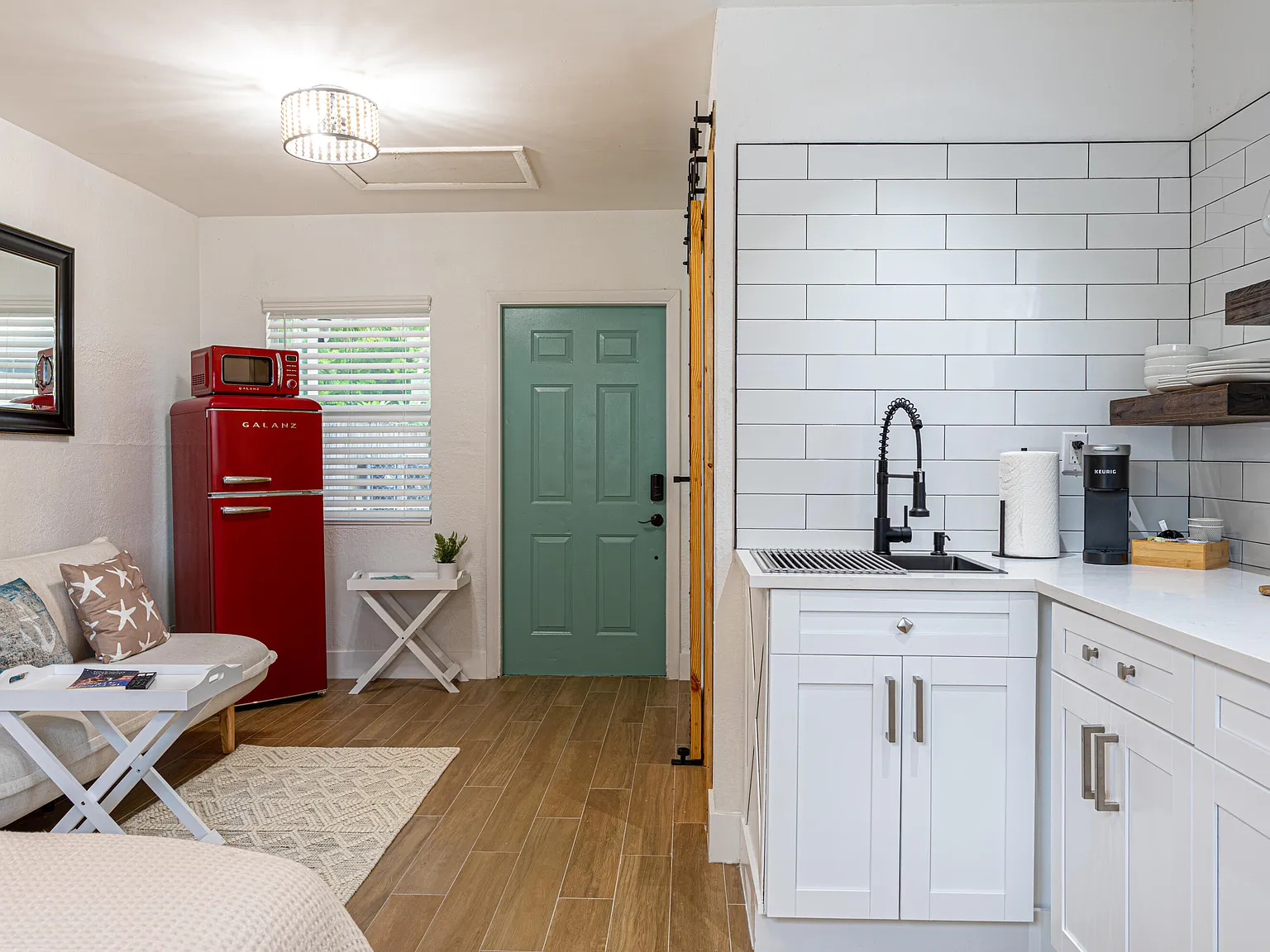 1 bed, 1.0 bath, 896 sqft, $1,575 — Photo 2