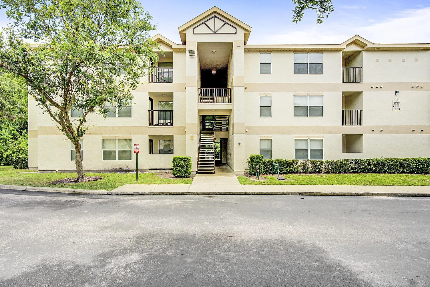 Charleston Place Apartments — Photo 4