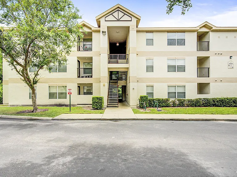 Charleston Place Apartments — Photo 4