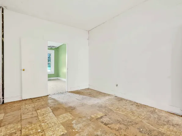 610 Ashford Street image 11 of 32