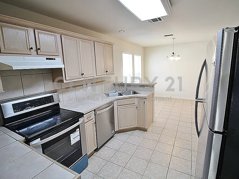 809 Foxwood Ln — Photo 6