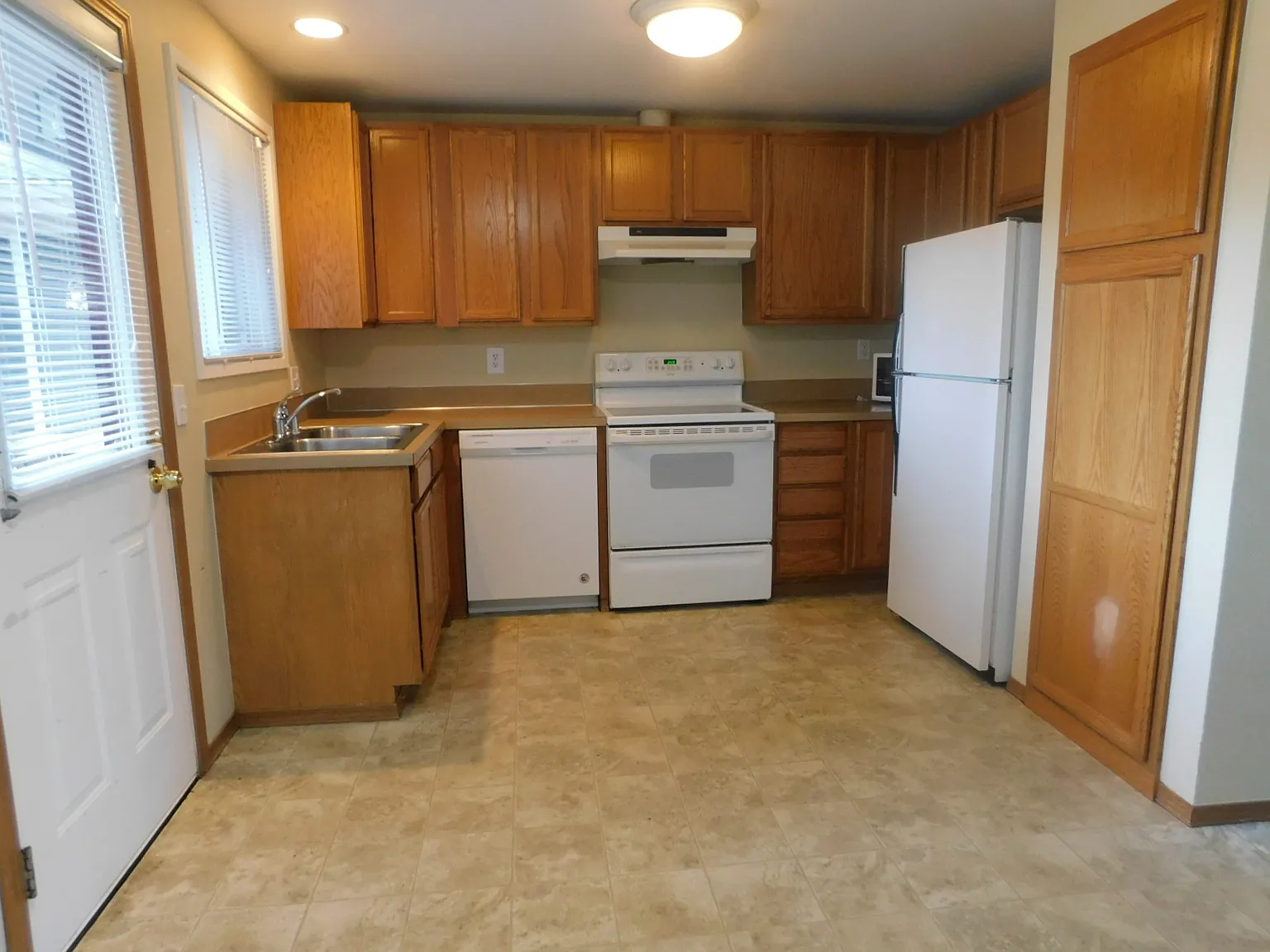 1207 Beach Ave - 2 — Photo 3
