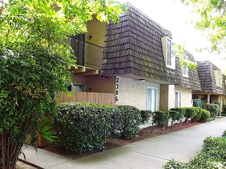 2300 G St — Photo 15