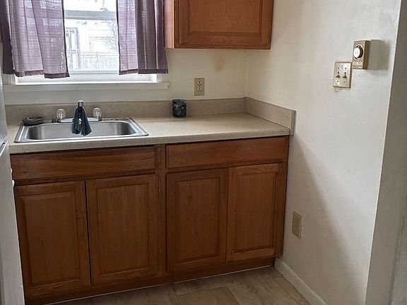 3rd image of 816 22nd St APT 3
