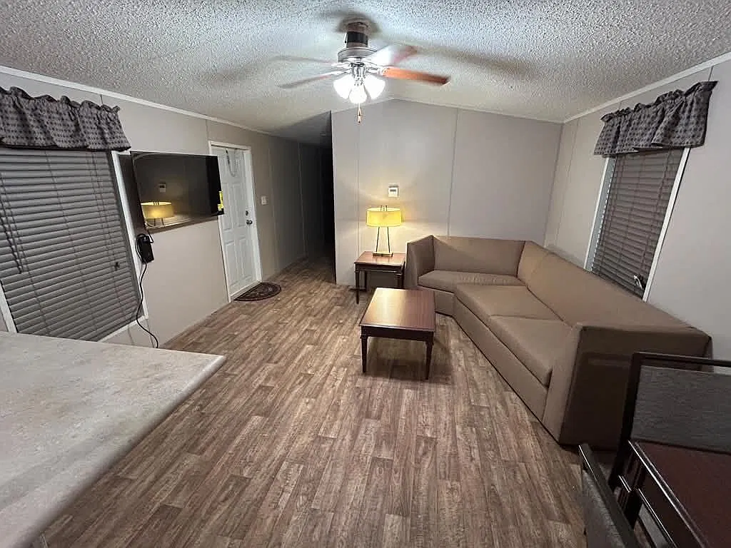 3 bed, 2.0 bath, 951 sqft, $3,585 — Photo 4