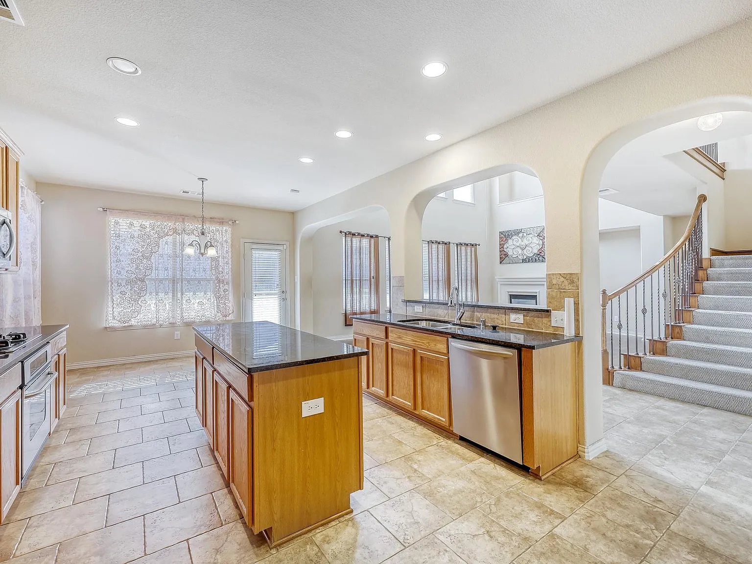 4 bed, 3.5 bath, 3796 sqft, $3,800 — Photo 2