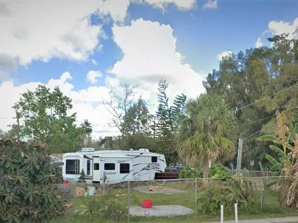 10421 Richardson St, Gibsonton, FL 33534