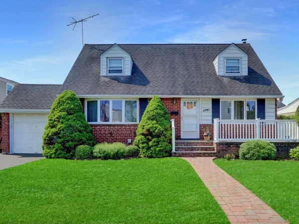 31 Amby Avenue, Plainview, NY 11803