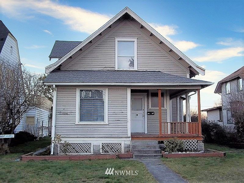 605: 3 bedroom, 1 bathroom, living & dining rooms, large kitchen, utility room.  Lots of parking.