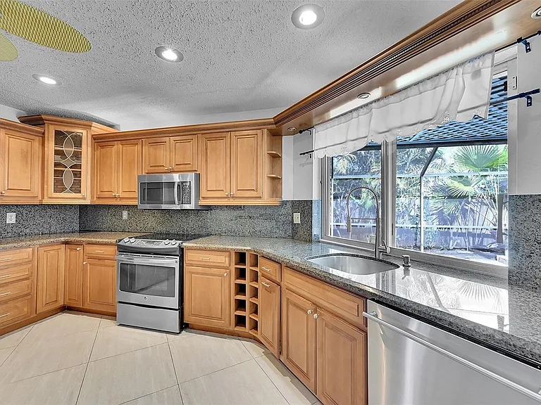 1361 SW 26th Ave — Photo 23