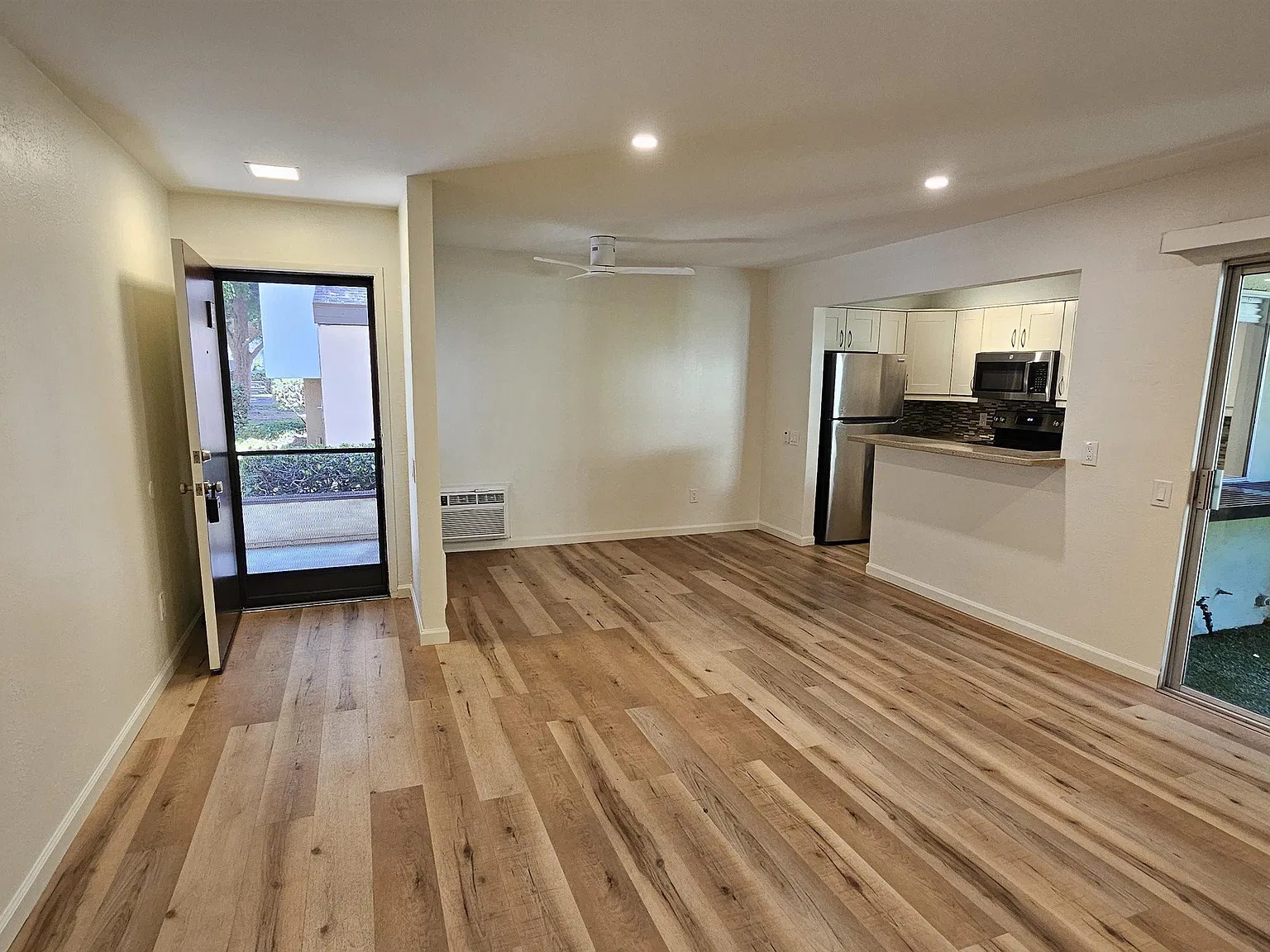 1 bed, 726 sqft, $2,300 — Photo 3