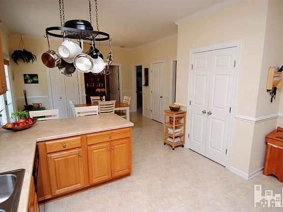 4th image of 9182 Sue Circle NE
