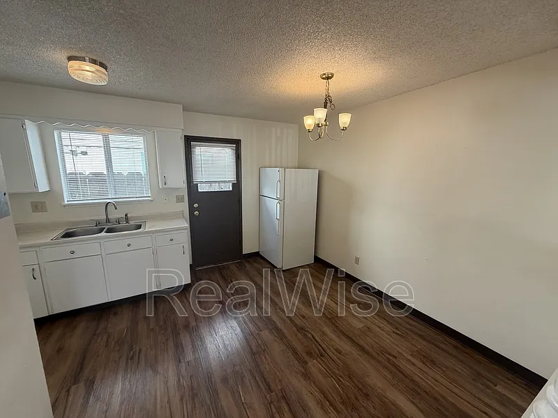 2 bed, 1.5 bath, 1000 sqft, $1,195 — Photo 2