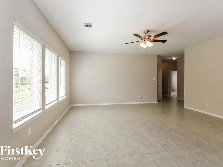 8020 Quartz Ln — Photo 2