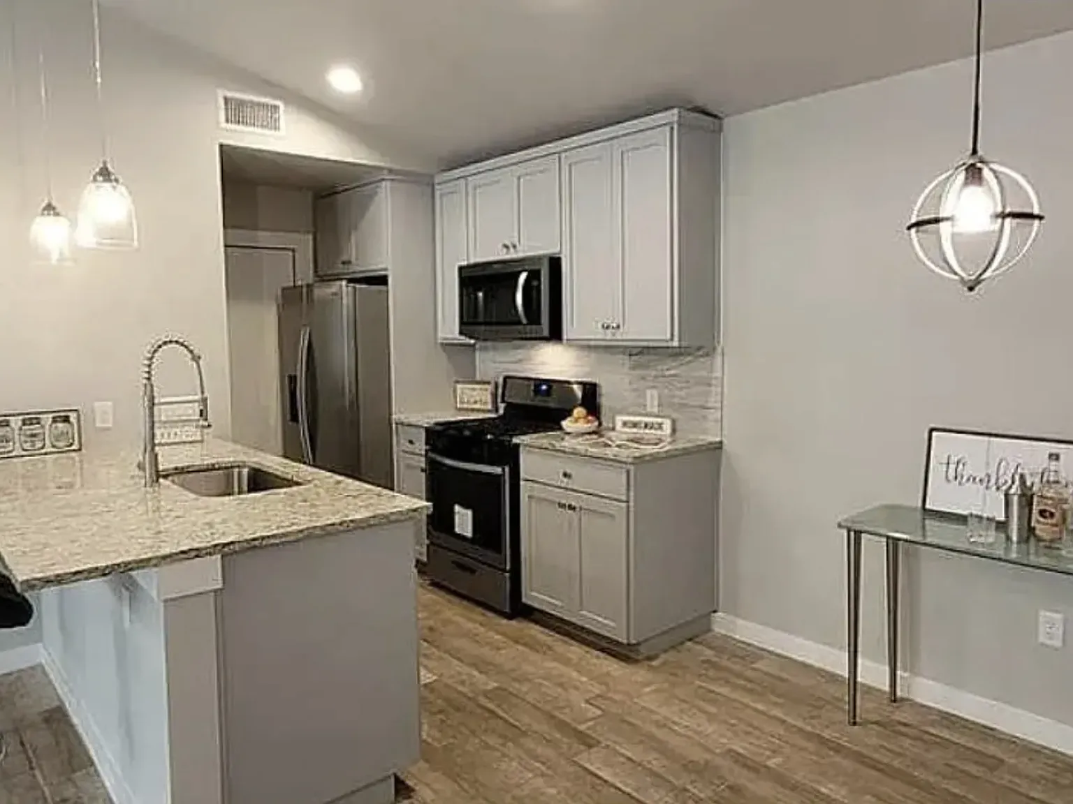 3 bed, 1051 sqft, $1,698 — Photo 3