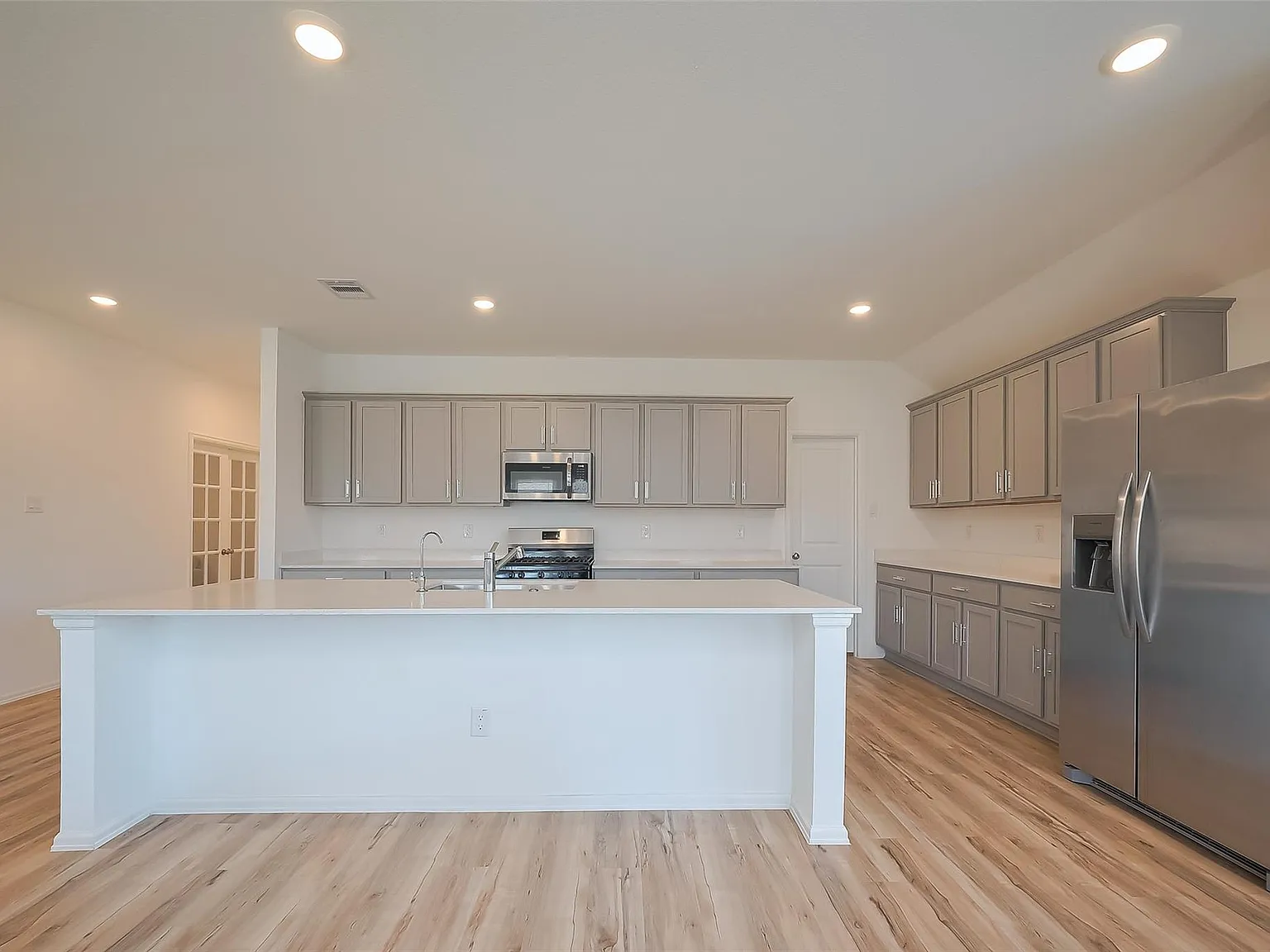 4 bed, 3.0 bath, 2372 sqft, $2,500 — Photo 2