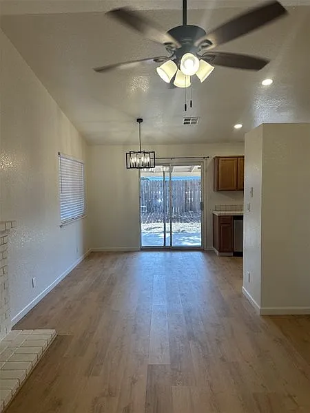 3 bed, 2.0 bath, 1063 sqft, $2,295 — Photo 4