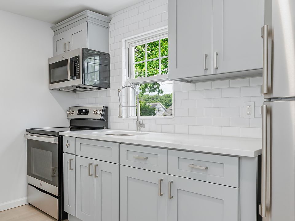 Modern, updated kitchen w/ electric stove/oven