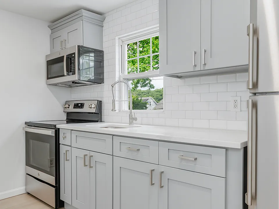 Modern, updated kitchen w/ electric stove/oven