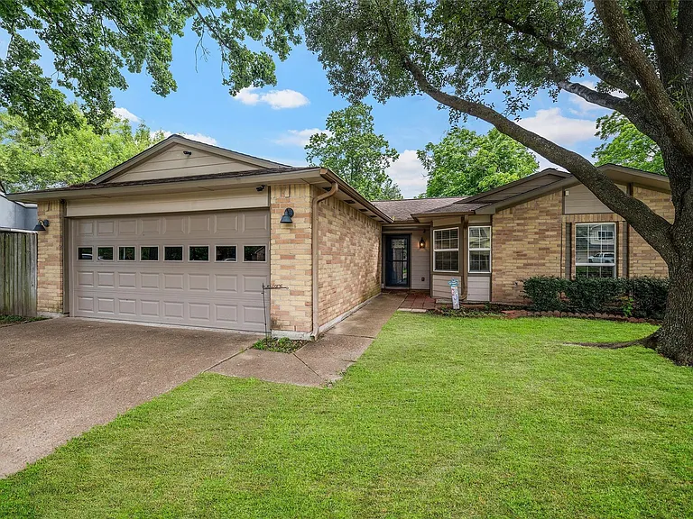 10122 Green Valley Ln — Photo 1