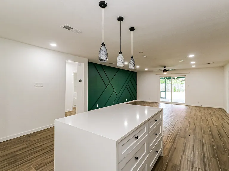 2309 Southern Oaks Dr — Photo 2