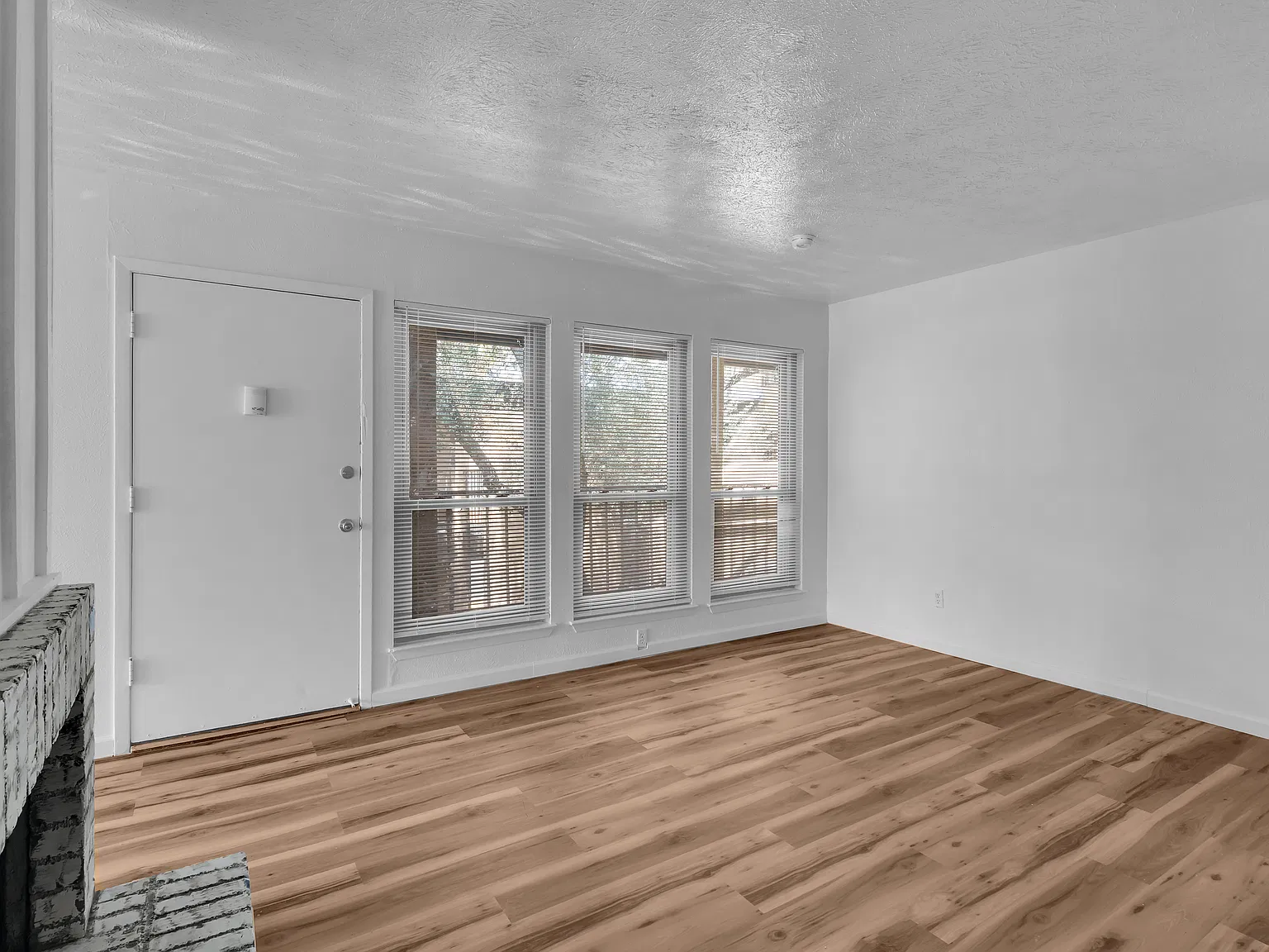 2 bed, 1058 sqft, $1,350 — Photo 4