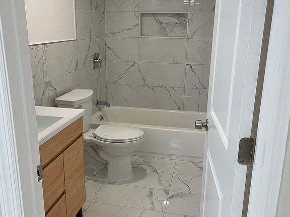 Lower level full bath