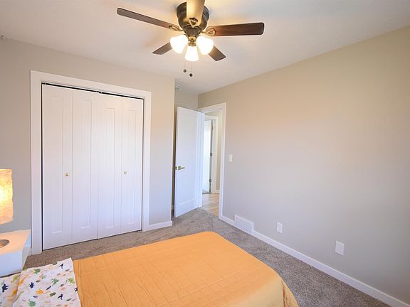 5th image of 830 Ash St