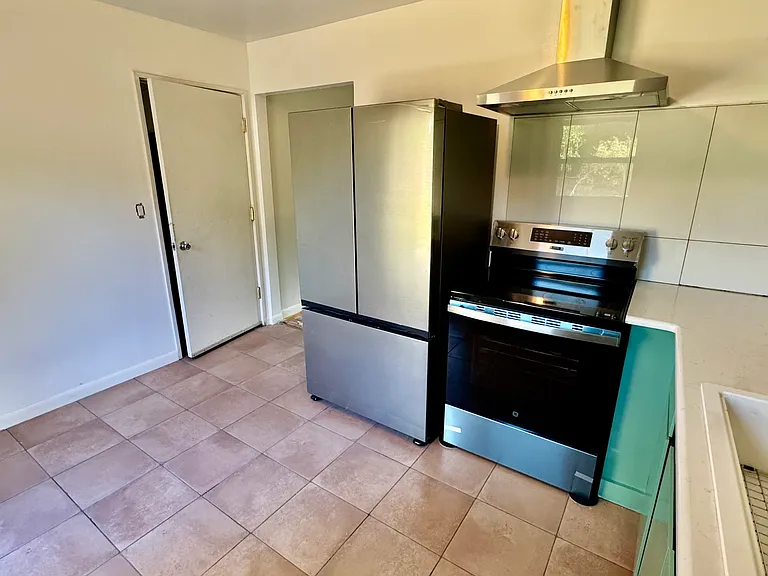 6321 N Lovely St — Photo 4