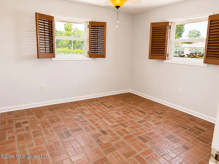 135 Pine Grove Ave — Photo 7