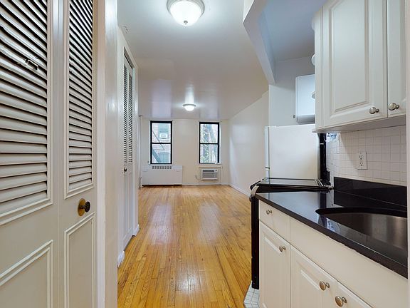 4th image of 246 W 22nd St APT 15