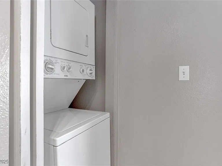 4860 Nara Vista Way — Photo 15