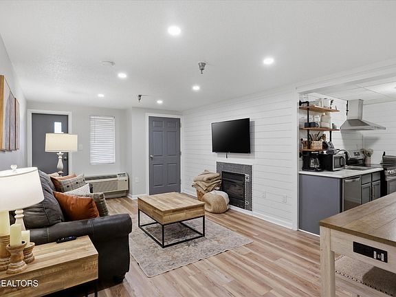 4th image of 413 Baskins Creek Rd #606