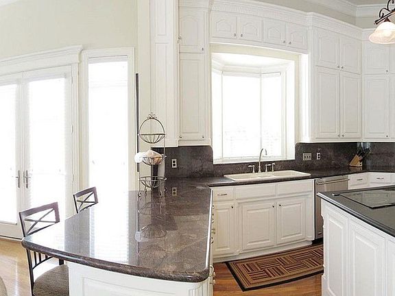 4th image of 5413 Miramar Ln