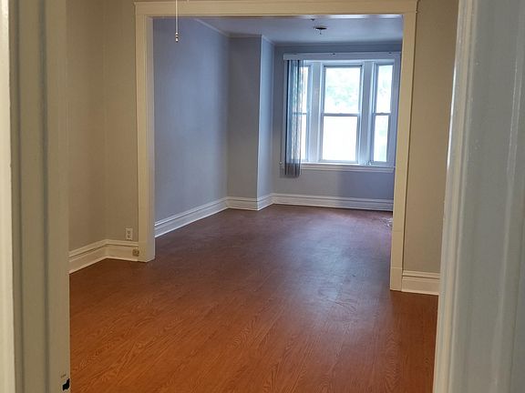 3rd image of 2102 W Barry Ave #1