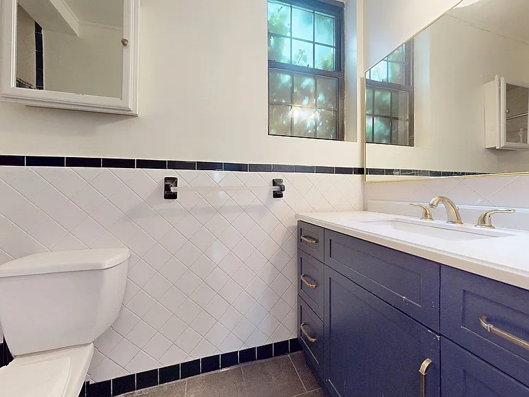 129 E 10th St #4 — Photo 7