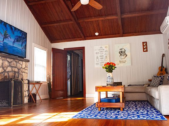 4th image of 226 Park Cir N