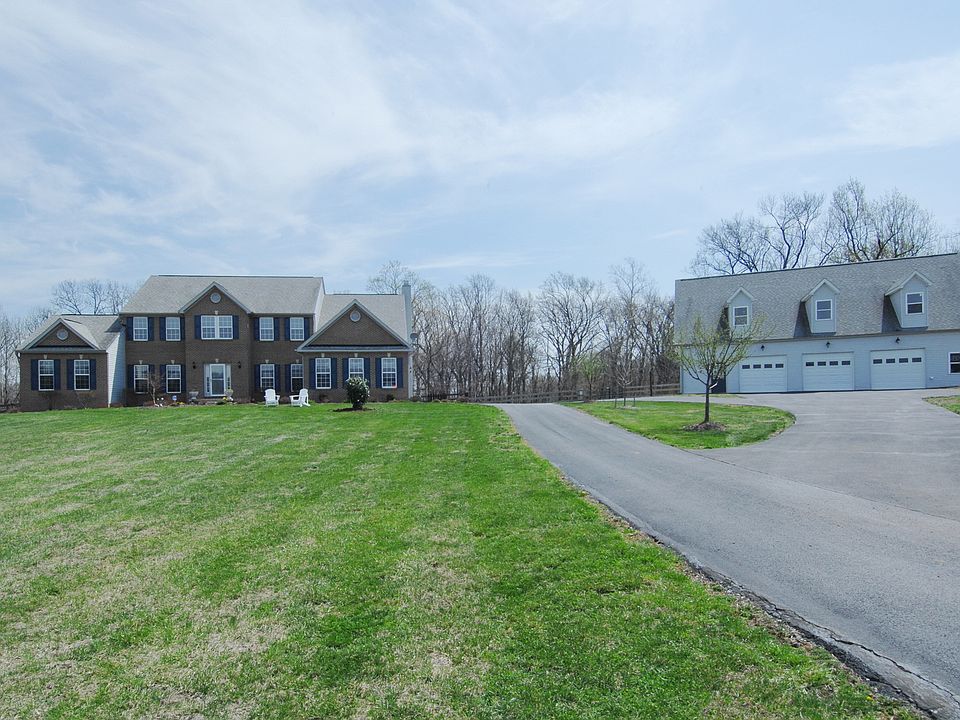 House w/Detached Bldg