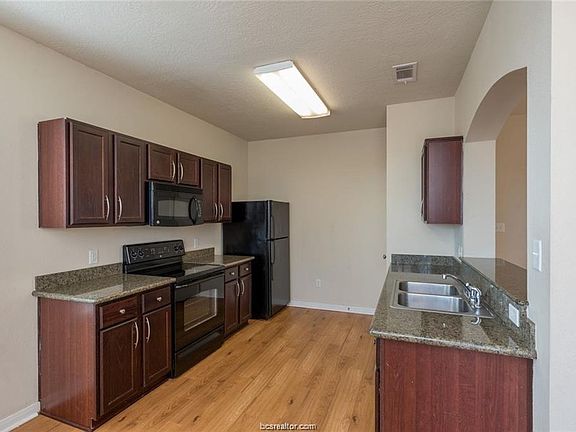 2nd image of 2935 McLaren Dr