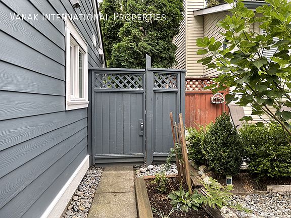 4th image of 1063 Lombardy Dr
