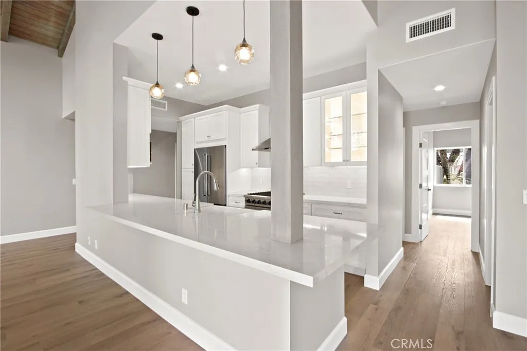 3 bed, 1957 sqft, $8,350 — Photo 1