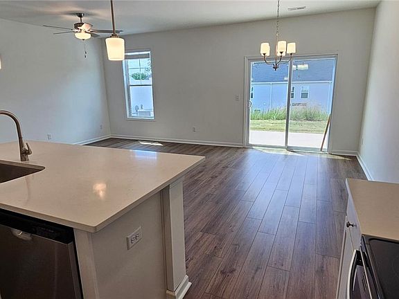 4th image of 409 Belgrove Way